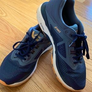 Ladies ASICS GT2000-6 running shoes. Size 9